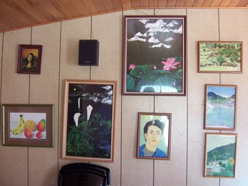 2[1].草莓園的工寮裡掛滿了吳先生的畫