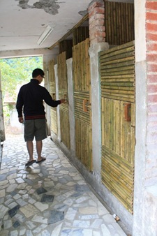 19居民自己運用竹子設計的廁所門