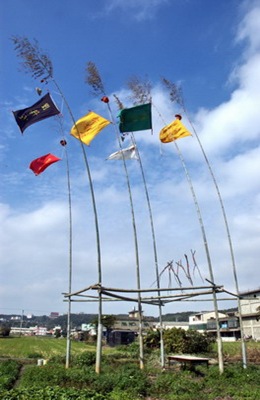 4五營旗代表5位神將、5處方位以及5種顏色，右方黃旗則代表南天府武聖帝君宮。