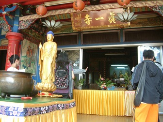 真一寺後殿前方的佛像據說是日本人留下來的