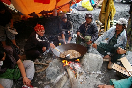 15 部落族人圍坐煮食