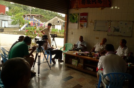 簡文敏老師的工作團隊，在村長陳吉成家進行耆老訪談。攝影曾麗雲P1110870-1